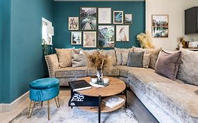 Spring Mount Huge Luxury Full Apartment- Harrogate Centre-Two Extremely Comfy Kingsize Bedrooms-Fully Equipped Modern Kitchen-Cosy Living Room With Huge Tv